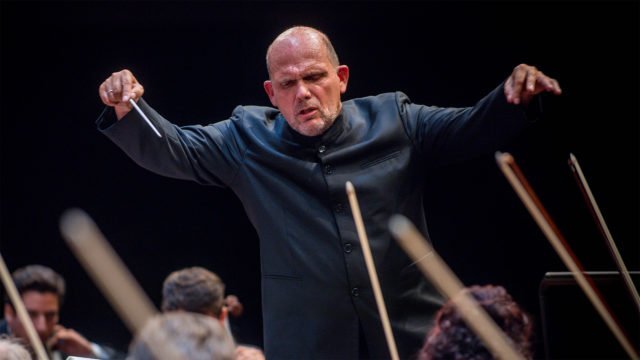 Jaap van Zweden conducts the Symphony No. 5 by Tchaikovsky